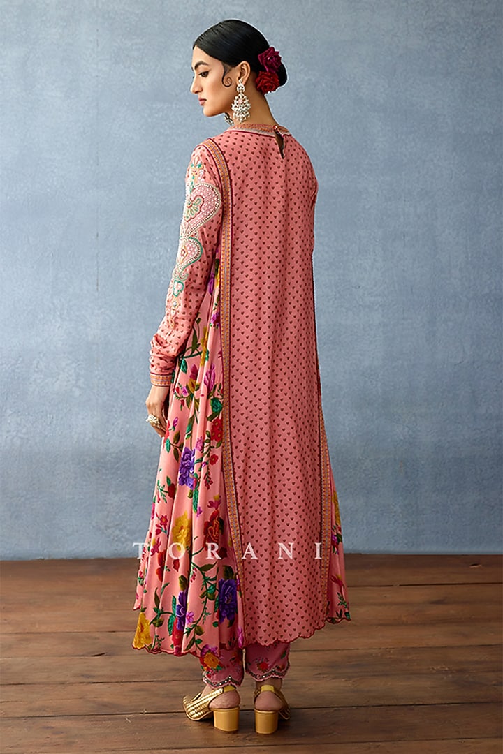 Pink Muslin Silk Digital Printed Kurta Set by TORANI at Pernia's Pop Up Shop