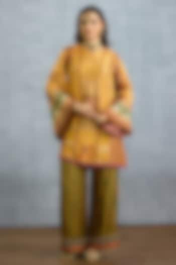 Yellow Dola Silk Digital Motif Printed Kurta Set by TORANI at Pernia's Pop Up Shop