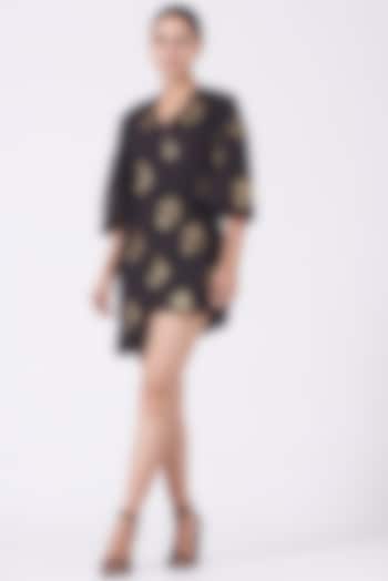 Black Printed Kimono Mini Dress by Three Piece Company at Pernia's Pop Up Shop 2026 Black Printed Kimono Mini Dress by Three Piece Company at Pernia's Pop Up Shop 2026