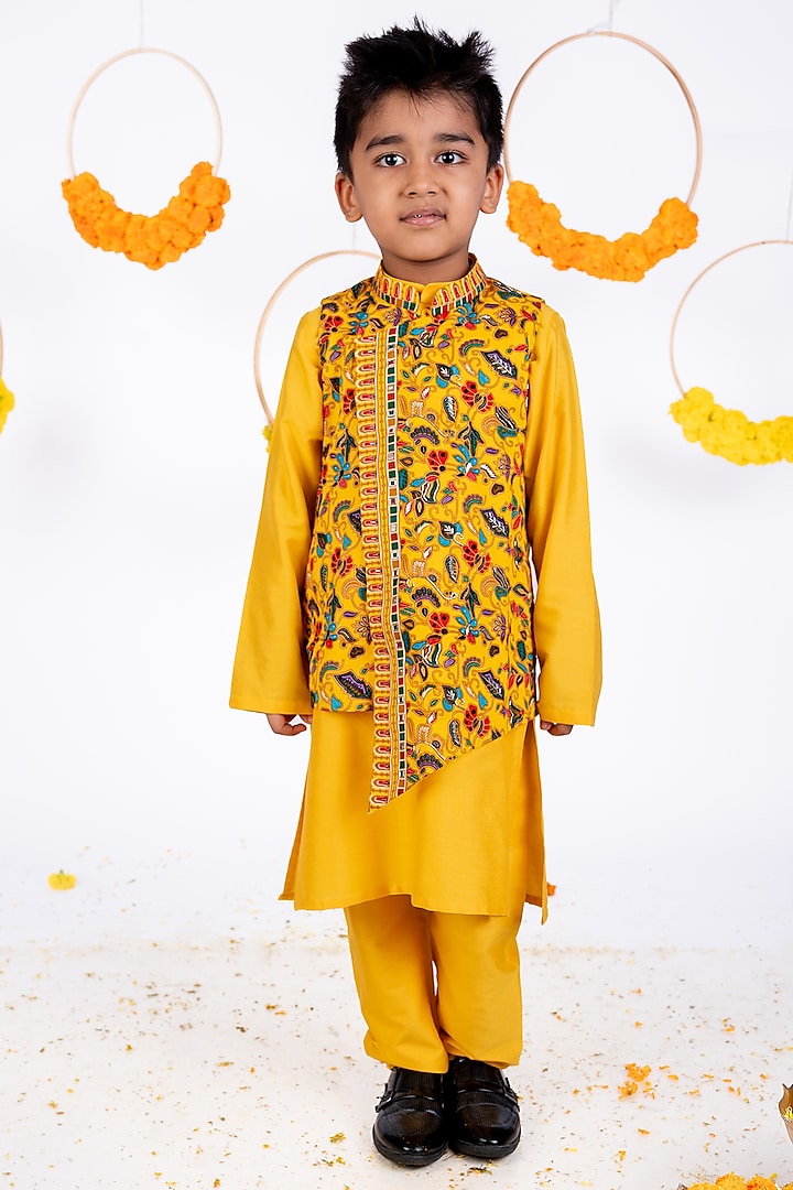 Yellow Cotton Hand Embroidered Bundi Jacket Set For Boys by Toplove at Pernia's Pop Up Shop