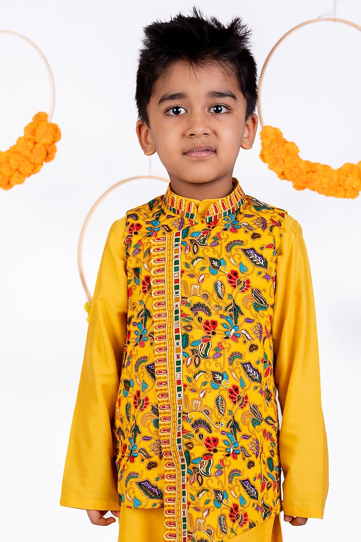 Yellow Cotton Hand Embroidered Bundi Jacket Set For Boys by Toplove at Pernia's Pop Up Shop