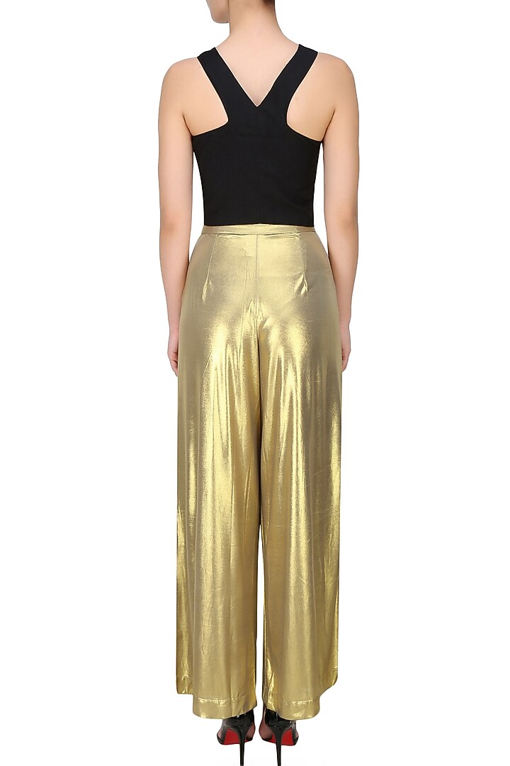 Tanya Patni presents Jager Crossover crop top available only at Pernia's Pop Up Shop.