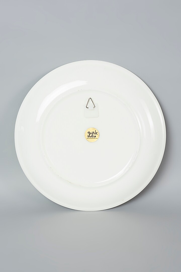 White Vintage Circle Of Leaf Wall Plate by The Quirk India at Pernia's Pop Up Shop