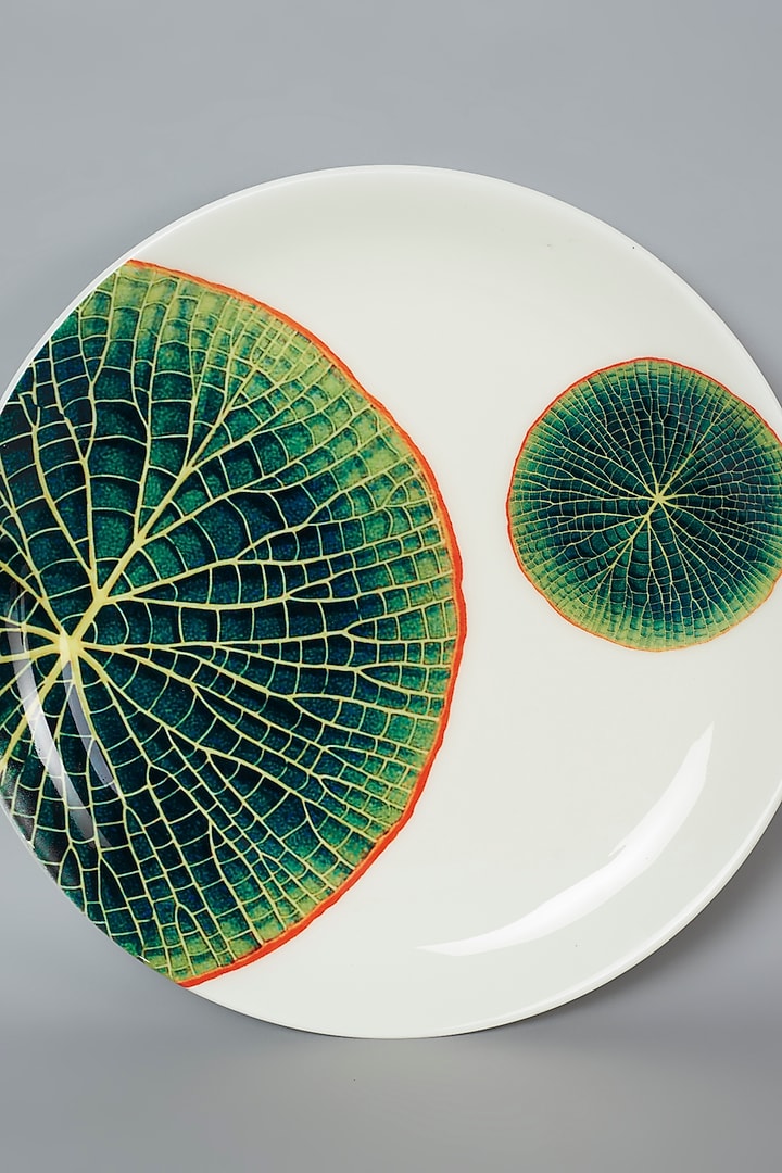 White Vintage Circle Of Leaf Wall Plate by The Quirk India at Pernia's Pop Up Shop