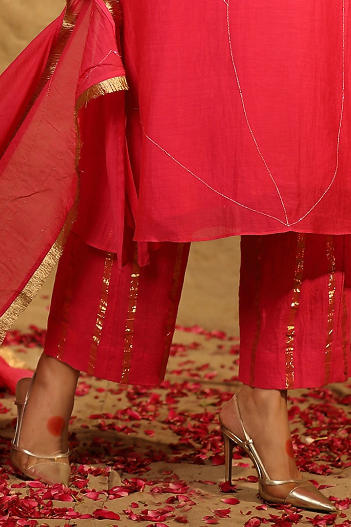 Neon Pink Silk Chanderi Hand Embroidered Kurta Set by Trendy Tokari at Pernia's Pop Up Shop