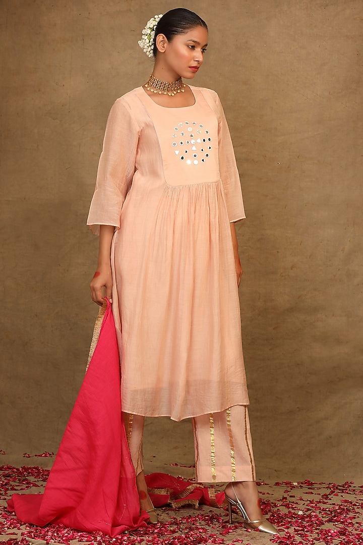 Peach Silk Chanderi Mirror Hand Embroidered Kurta Set by Trendy Tokari at Pernia's Pop Up Shop