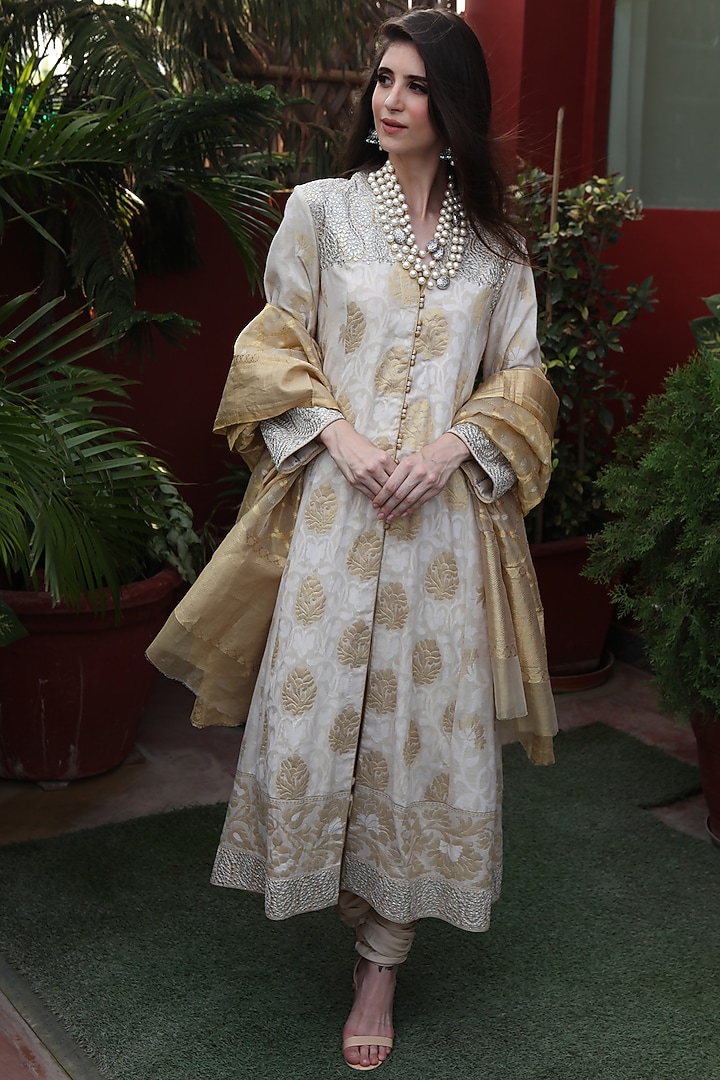 Beige Banarsi Embroidered Kurta Set by Trisvaraa at Pernia's Pop Up Shop