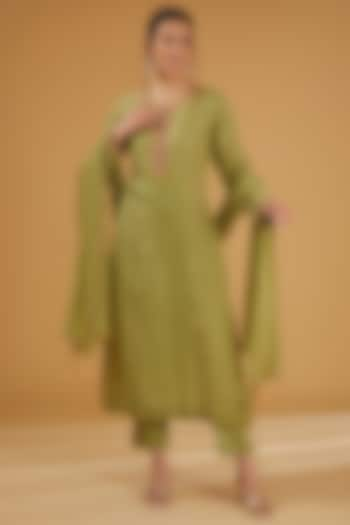 Mehendi Green Handloom Pure Silk Hand Embroidered Kurta Set by Trisvaraa at Pernia's Pop Up Shop