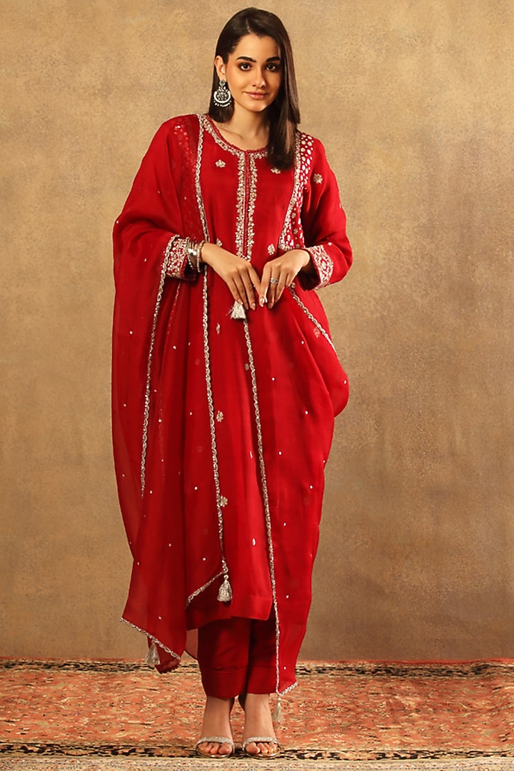 Red Handwoven Katan Silk Embroidered Kurta Set by Trisvaraa at Pernia's Pop Up Shop