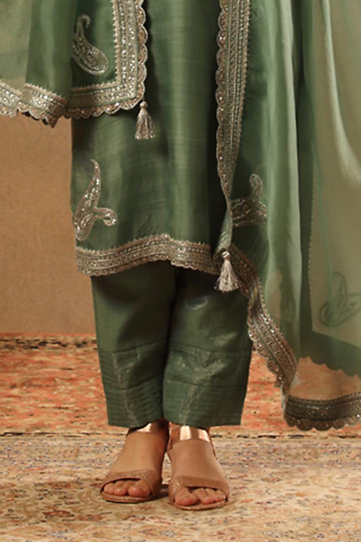 Green Handwoven Katan Silk Embroidered Kurta Set by Trisvaraa at Pernia's Pop Up Shop