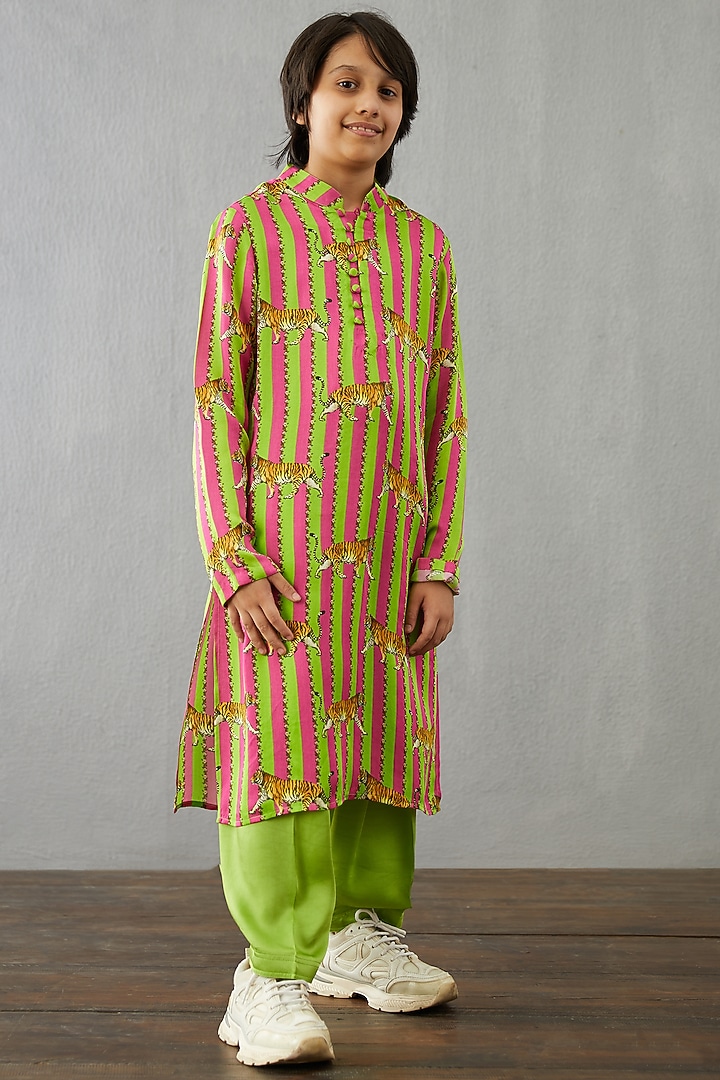 Leaf Green & Dark Pink Kurta Set For Boys by Torani Kids at Pernia's Pop Up Shop