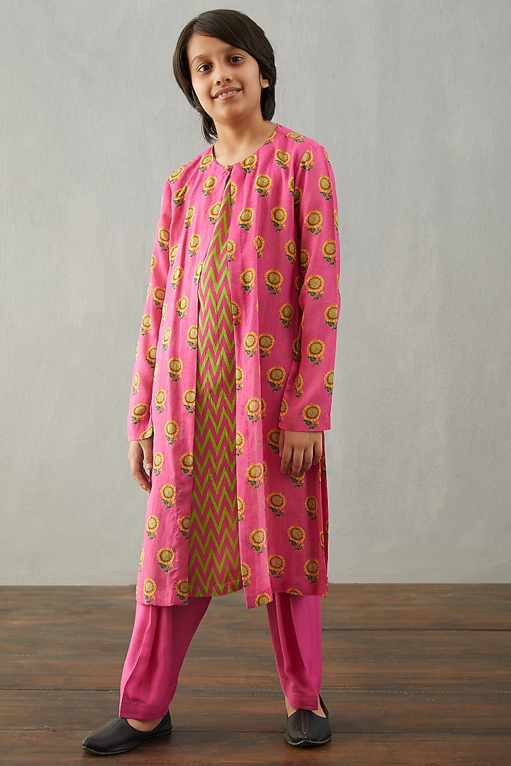 Medium Pink Kurta Set In Chanderi For Boys by Torani Kids at Pernia's Pop Up Shop