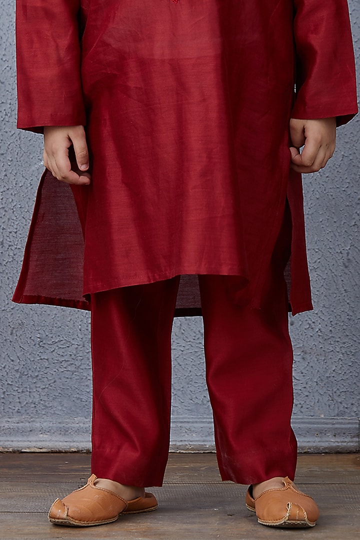 Red Chanderi Kurta Set For Boys by Torani Kids at Pernia's Pop Up Shop