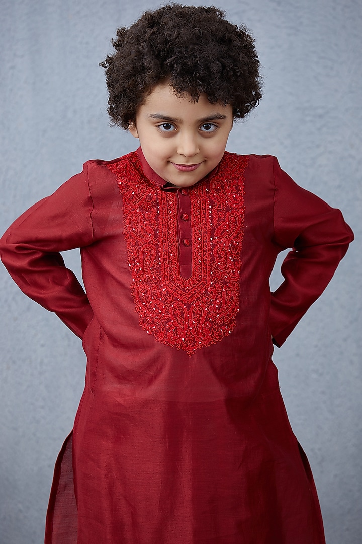 Red Chanderi Kurta Set For Boys by Torani Kids at Pernia's Pop Up Shop