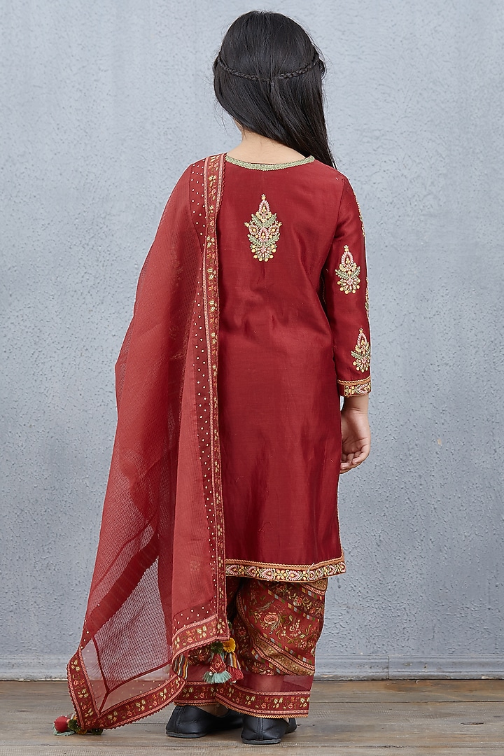 Red Chanderi Kurta Set For Girls by Torani Kids at Pernia's Pop Up Shop