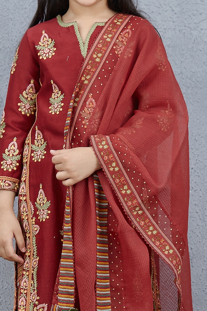 Red Chanderi Kurta Set For Girls by Torani Kids at Pernia's Pop Up Shop