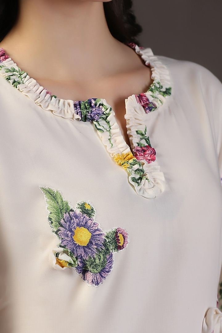 White Cotton Voile Floral Printed & Embroidered Kurta Set by Two Sisters By Gyans at Pernia's Pop Up Shop