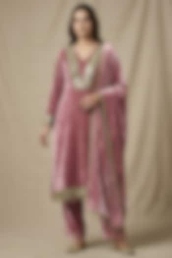Old Rose Pink Velvet Mirror Embellished Kurta Set by Two Sisters By Gyans at Pernia's Pop Up Shop