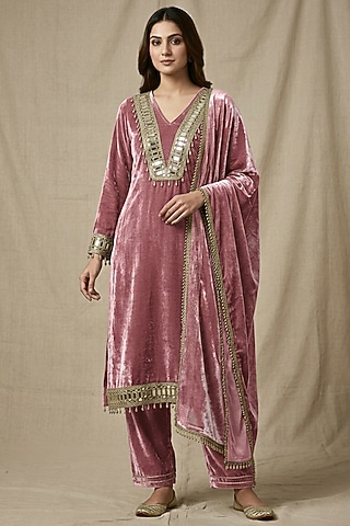 Old Rose Pink Velvet Mirror Embellished Kurta Set by Two Sisters By Gyans