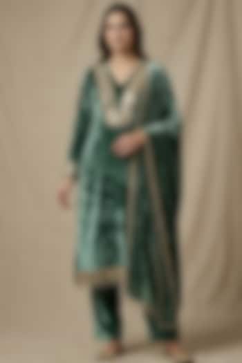 Green Velvet Mirror Embellished Kurta Set by Two Sisters By Gyans at Pernia's Pop Up Shop