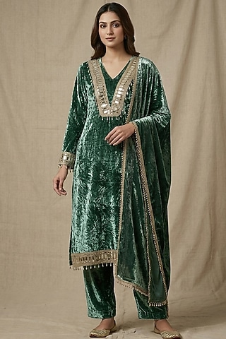 Green Velvet Mirror Embellished Kurta Set by Two Sisters By Gyans