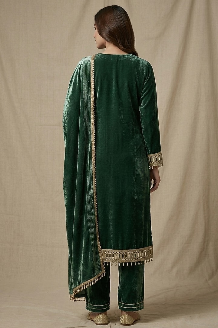 Green Velvet Mirror Embellished Kurta Set by Two Sisters By Gyans at Pernia's Pop Up Shop