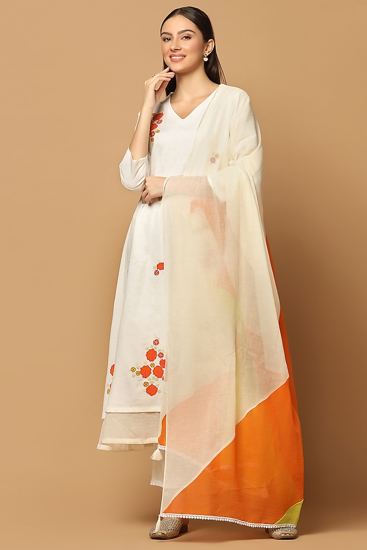 White Cotton Floral Motif Embroidered A-Line Kurta Set by Two Sisters By Gyans at Pernia's Pop Up Shop