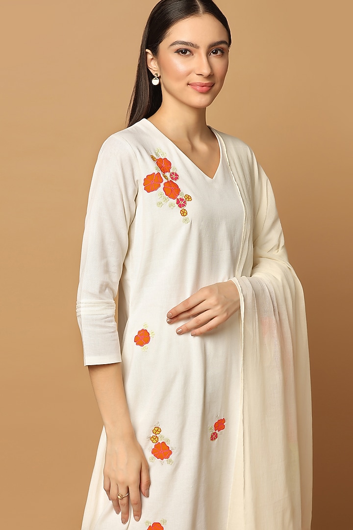 White Cotton Floral Motif Embroidered A-Line Kurta Set by Two Sisters By Gyans at Pernia's Pop Up Shop