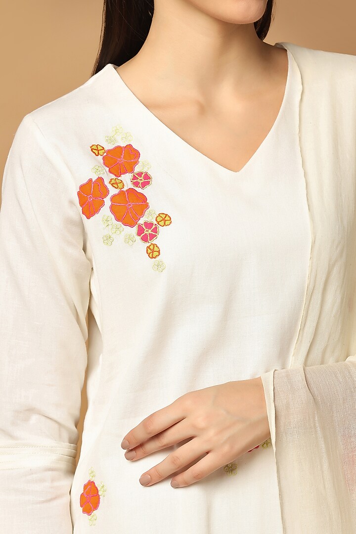 White Cotton Floral Motif Embroidered A-Line Kurta Set by Two Sisters By Gyans at Pernia's Pop Up Shop