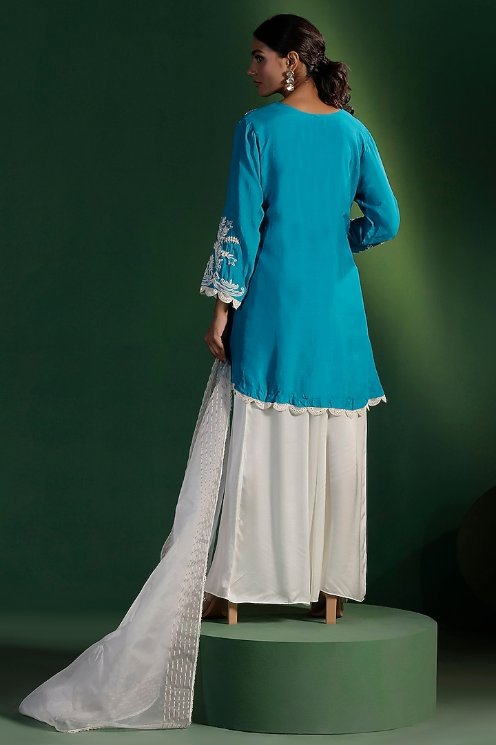 Turquoise Silk Hand Embroidered Kurta Set by Two Sisters By Gyans at Pernia's Pop Up Shop