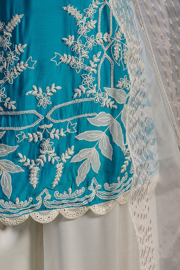 Turquoise Silk Hand Embroidered Kurta Set by Two Sisters By Gyans at Pernia's Pop Up Shop
