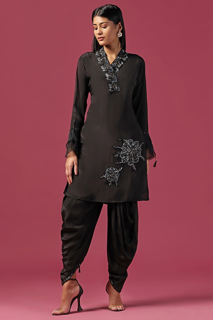 Black Crepe Sequins Embroidered Kurta Set by Two Sisters By Gyans at Pernia's Pop Up Shop