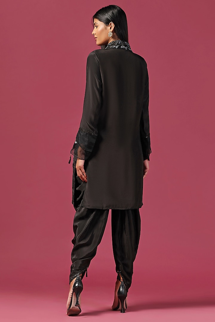 Black Crepe Sequins Embroidered Kurta Set by Two Sisters By Gyans at Pernia's Pop Up Shop