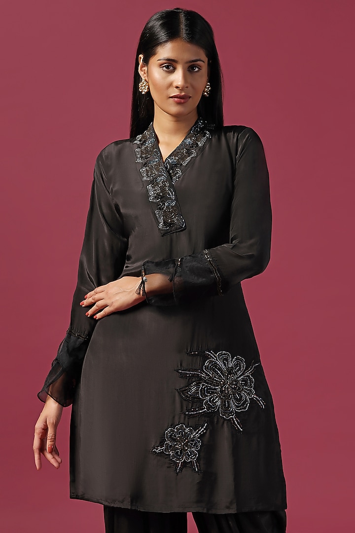 Black Crepe Sequins Embroidered Kurta Set by Two Sisters By Gyans at Pernia's Pop Up Shop