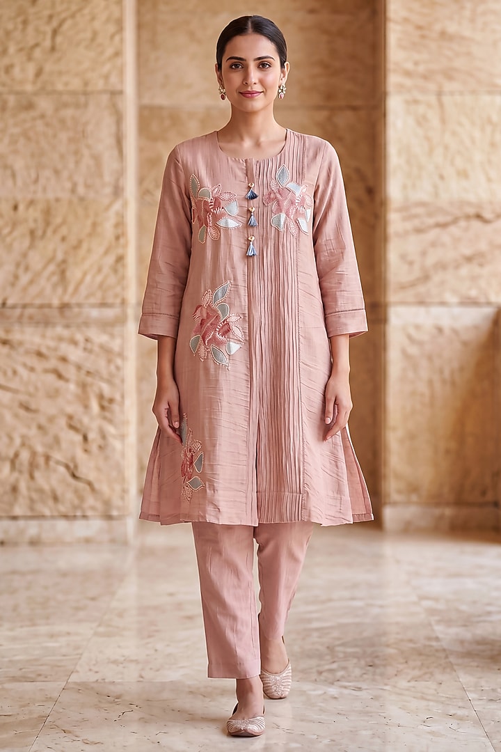 Blush Pink Mul Chanderi Floral Applique Embroidered Kurta Set by Two Sisters By Gyans at Pernia's Pop Up Shop