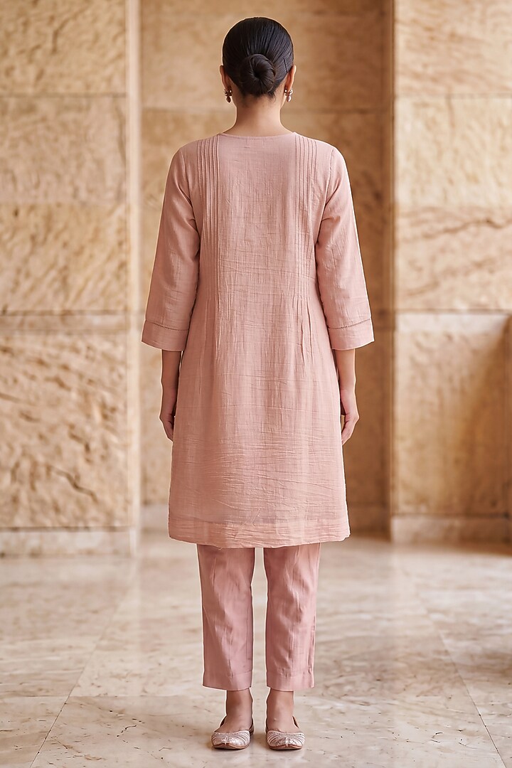 Blush Pink Mul Chanderi Floral Applique Embroidered Kurta Set by Two Sisters By Gyans at Pernia's Pop Up Shop