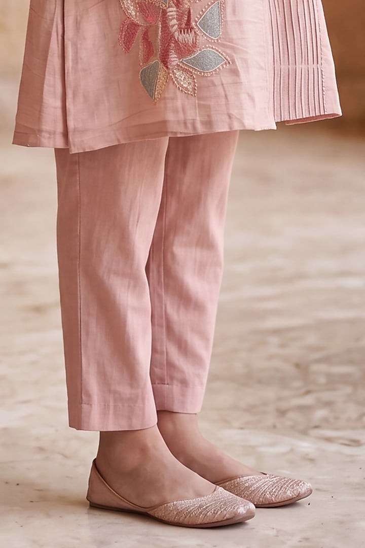 Blush Pink Mul Chanderi Floral Applique Embroidered Kurta Set by Two Sisters By Gyans at Pernia's Pop Up Shop