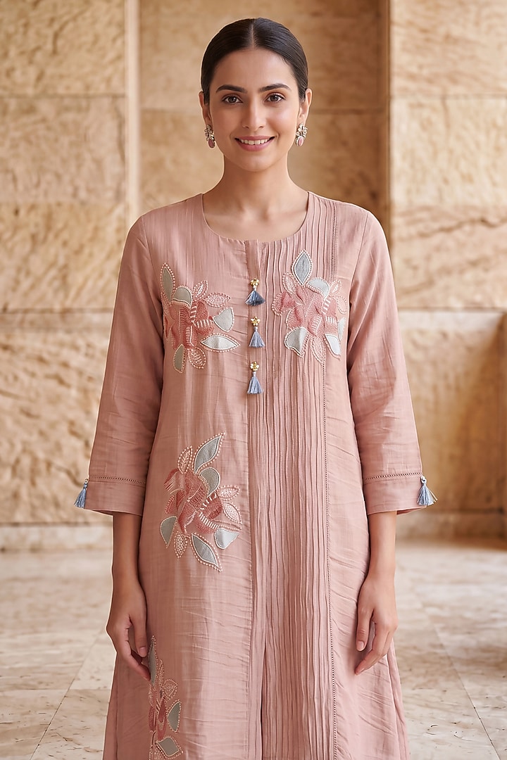 Blush Pink Mul Chanderi Floral Applique Embroidered Kurta Set by Two Sisters By Gyans at Pernia's Pop Up Shop
