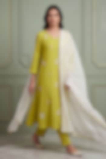 Green Mul Chanderi Floral Thread Embroidered Kurta Set by Two Sisters By Gyans at Pernia's Pop Up Shop