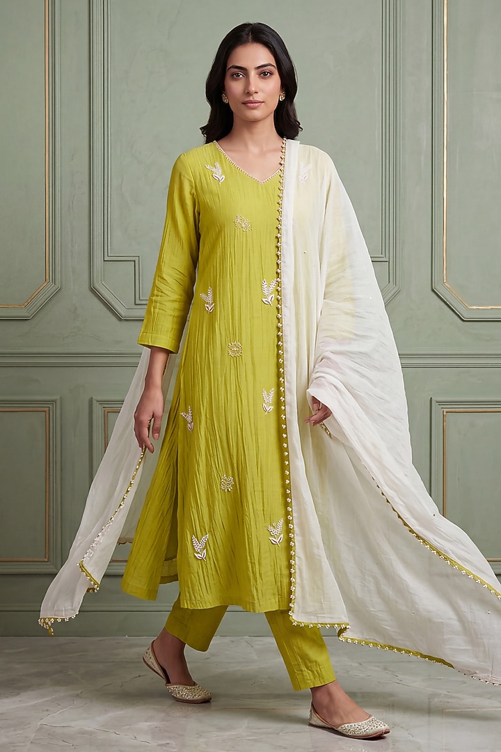Green Mul Chanderi Floral Thread Embroidered Kurta Set by Two Sisters By Gyans at Pernia's Pop Up Shop