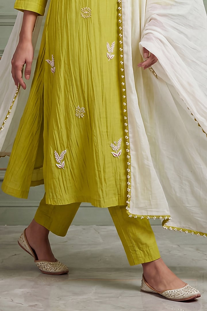Green Mul Chanderi Floral Thread Embroidered Kurta Set by Two Sisters By Gyans at Pernia's Pop Up Shop