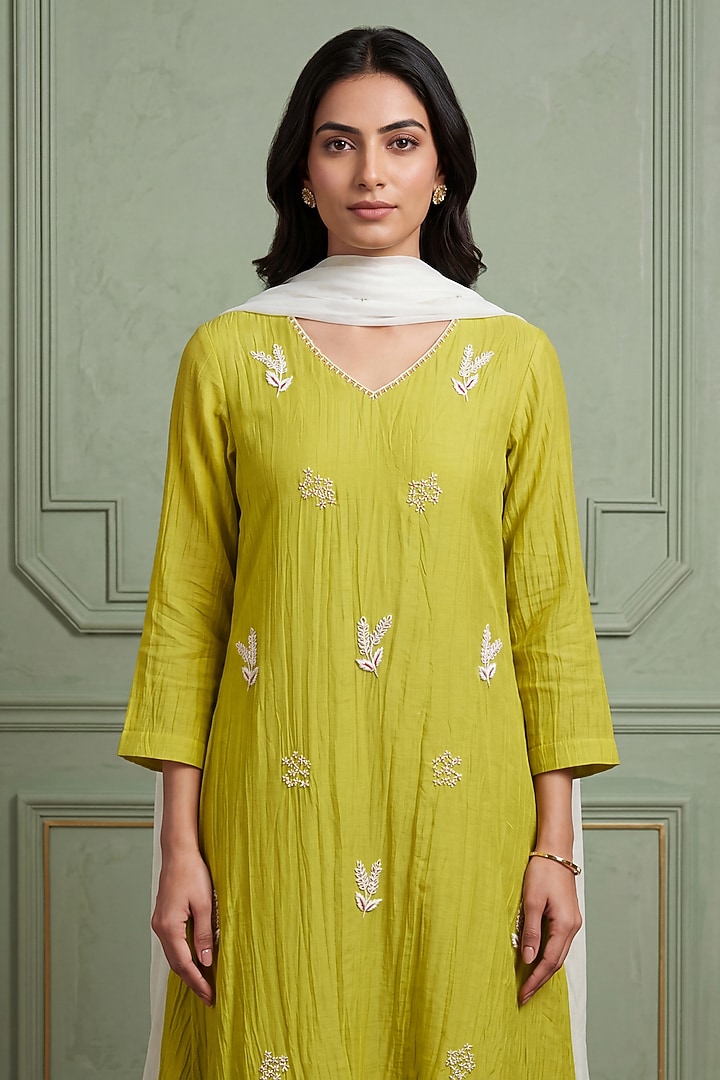 Green Mul Chanderi Floral Thread Embroidered Kurta Set by Two Sisters By Gyans at Pernia's Pop Up Shop