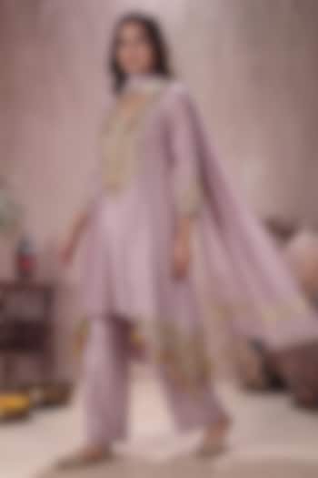 Lilac Mul Chanderi Sequin Embroidered Kurta Set by Two Sisters By Gyans at Pernia's Pop Up Shop