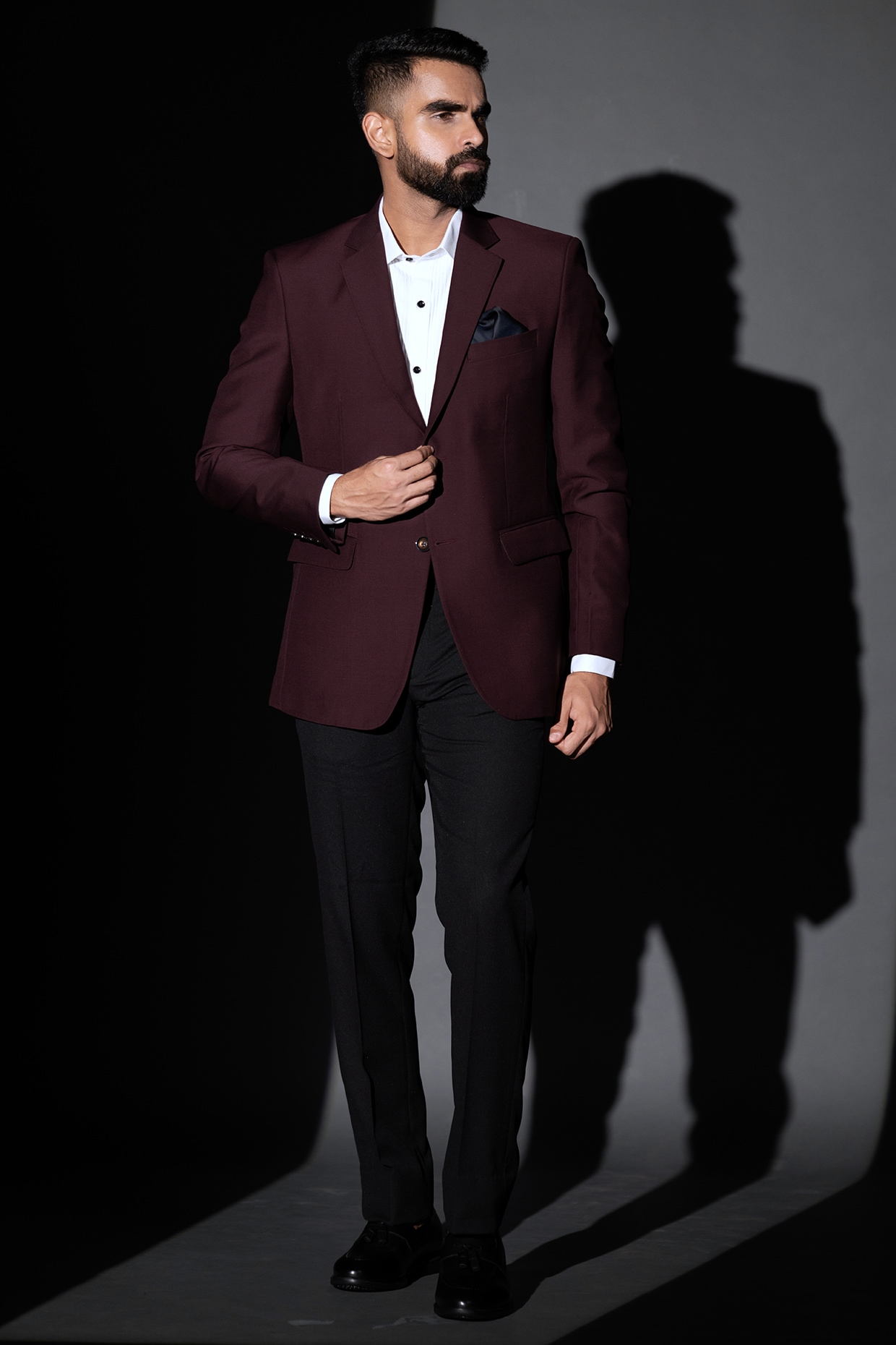 Maroon blazer with white shirt and black pants outlet