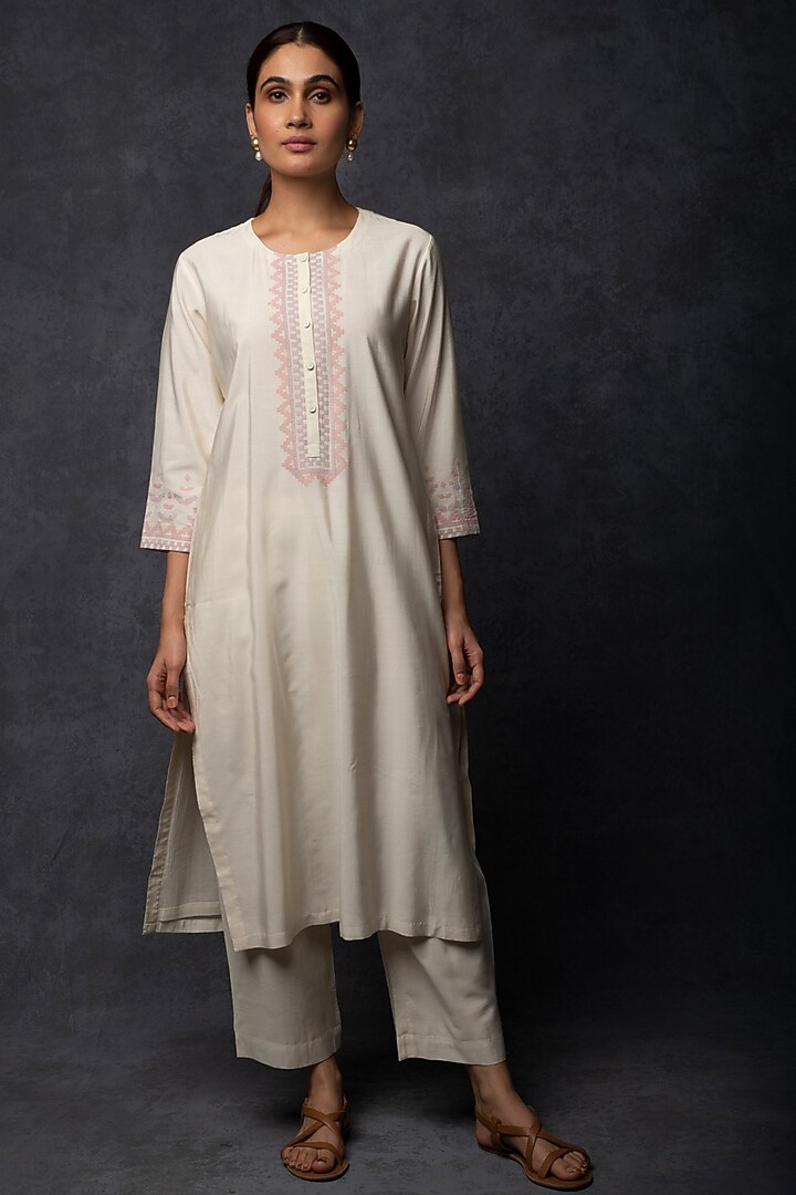 Ivory Chanderi Patchwork Embellished Straight-Fit Kurta Set by Tulsi at Pernia's Pop Up Shop