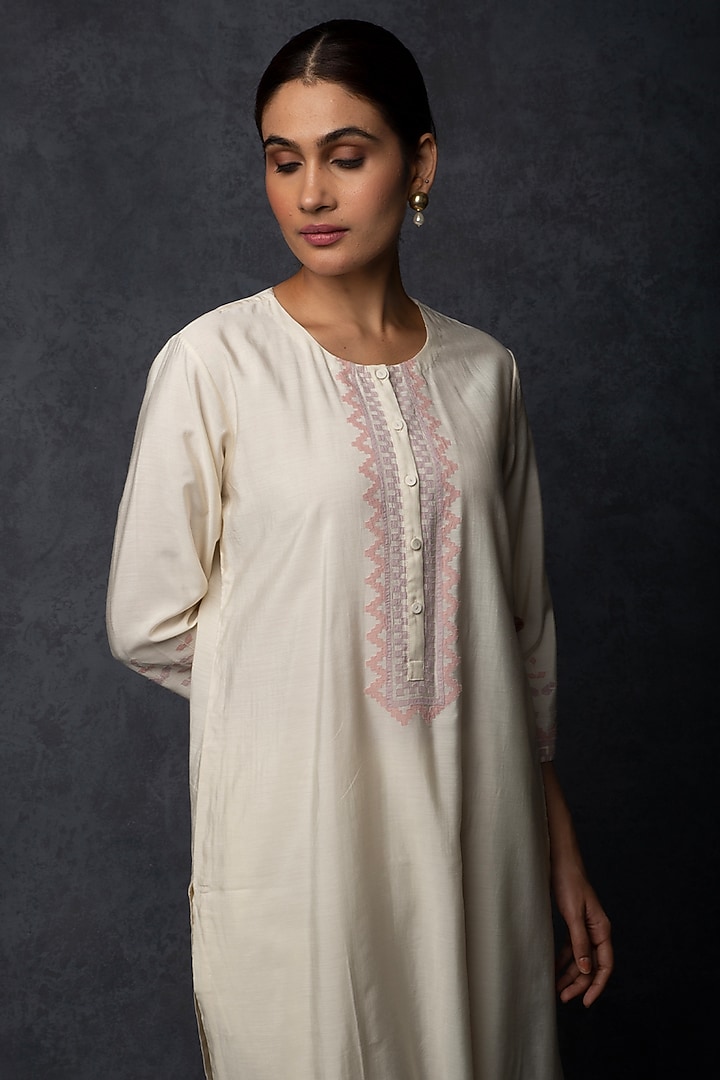 Ivory Chanderi Patchwork Embellished Straight-Fit Kurta Set by Tulsi at Pernia's Pop Up Shop