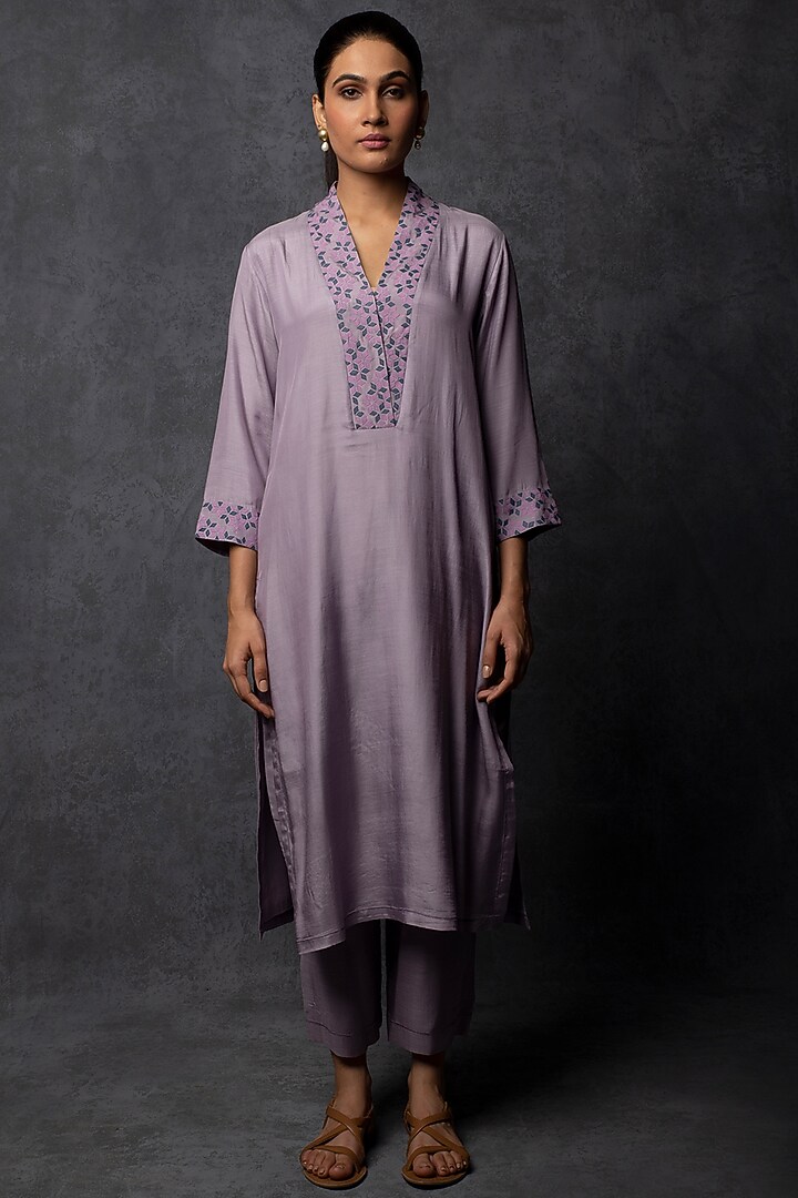Lavender Muslin Patchwork Embellished Straight-Fit Kurta Set by Tulsi at Pernia's Pop Up Shop