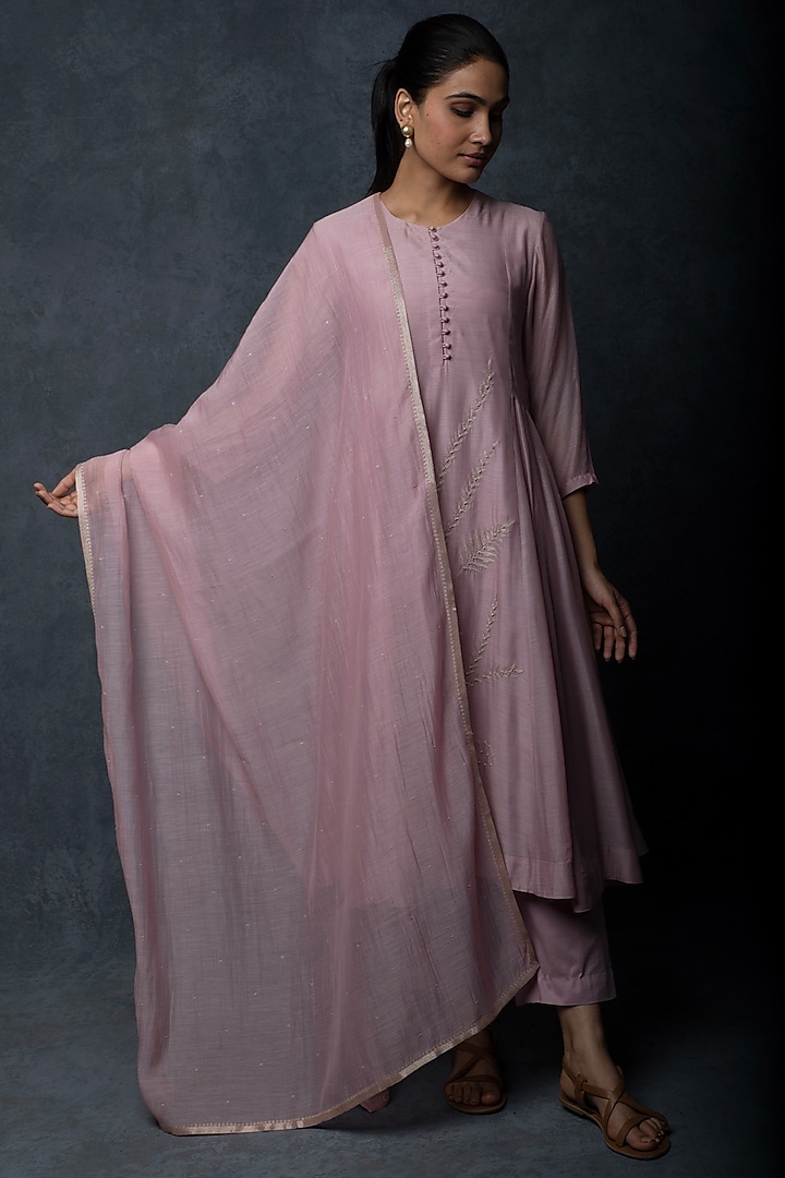 Light Pink Muslin Thread & Zari Embroidered Kalidar Kurta Set by Tulsi