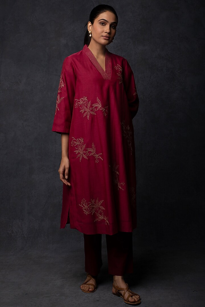 Maroon Chanderi Thread Embroidered Straight-Fit Kurta Set by Tulsi at Pernia's Pop Up Shop