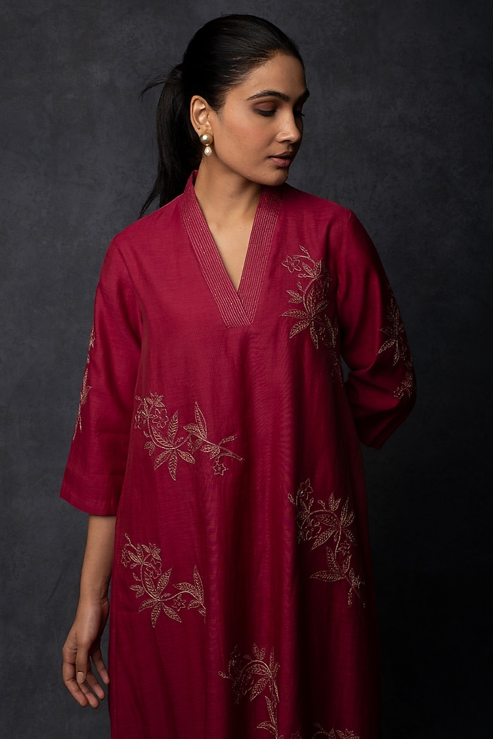 Maroon Chanderi Thread Embroidered Straight-Fit Kurta Set by Tulsi at Pernia's Pop Up Shop